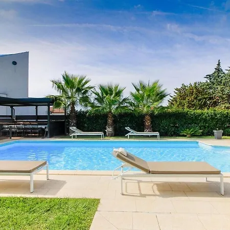 Nicol 200m Beach Villa *