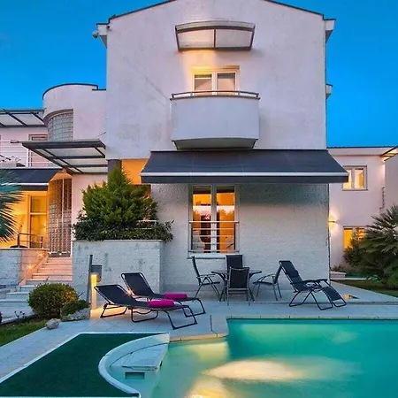 Nicol 200m Beach Villa *