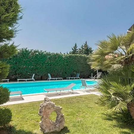 Nicol 200m Beach Villa